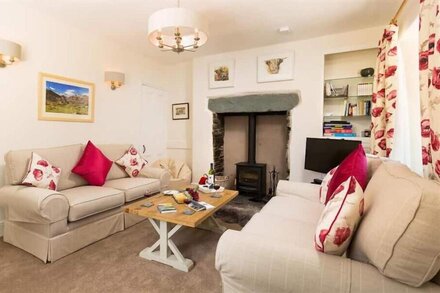 OXEN FELL COTTAGE, pet friendly, with open fire in Langdale