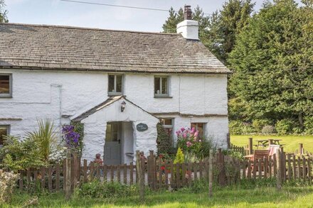 SMITHY COTTAGE AT LINDETH, family friendly in Windermere