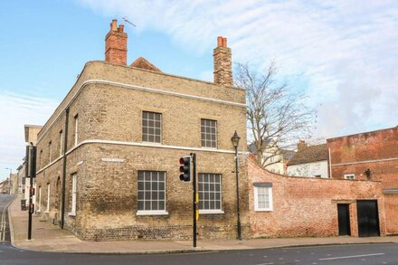 ENTERPRISE HOUSE, character holiday cottage in Bury St Edmunds