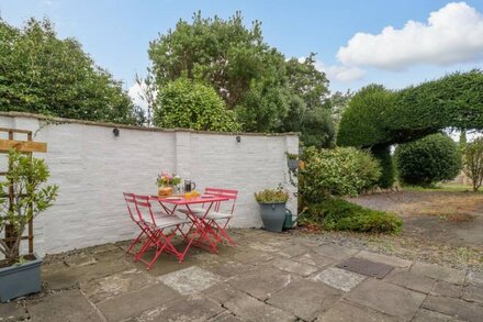 PENTRE COURT COTTAGE, pet friendly, with a garden in Abergavenny