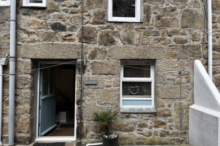 Howards Way -  a cottage that sleeps 5 guests  in 2 bedrooms