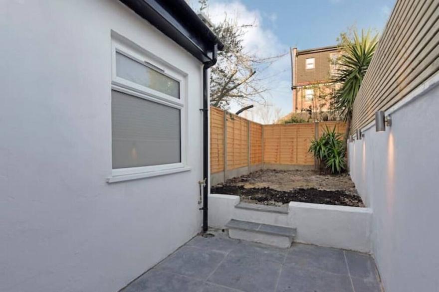 Huge 3 Bedroom House in London E17