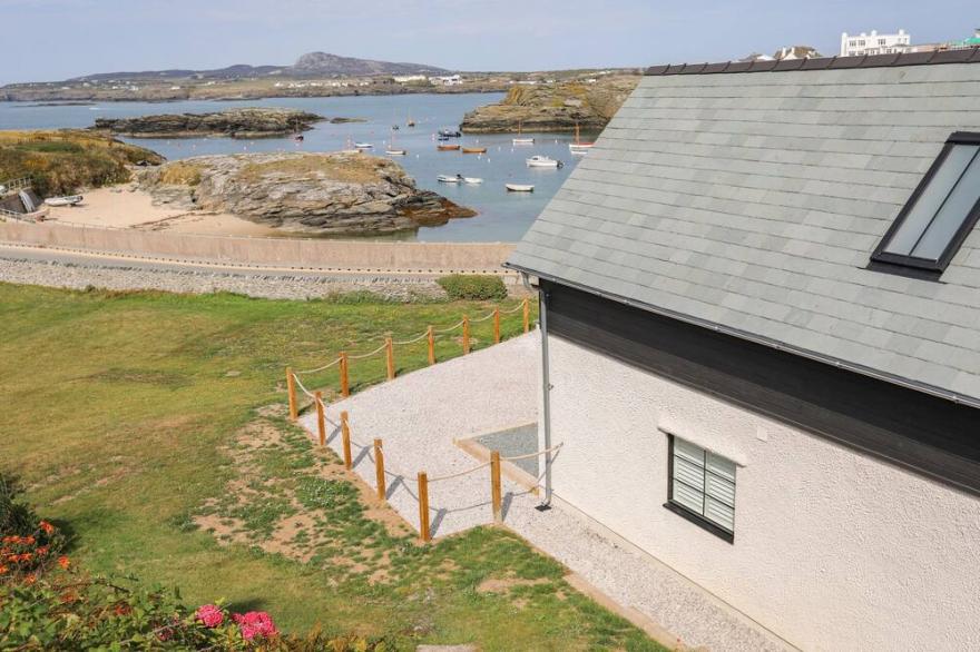 THE BOATHOUSE, romantic, character holiday cottage in Trearddur Bay