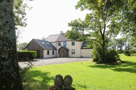 MOUNTAIN FARM, pet friendly, with hot tub in Broad Haven