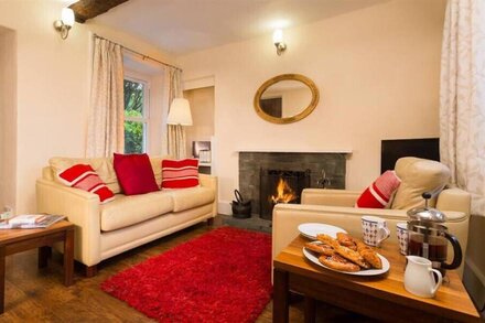 BUTTERCUP COTTAGE, pet friendly, with open fire in Troutbeck