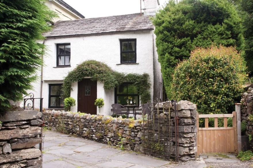 BURROW COTTAGE, with open fire in Bowness-On-Windermere