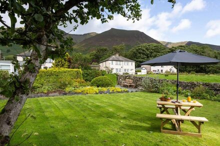 BLEASE GARTH, pet friendly, character holiday cottage in Threlkeld