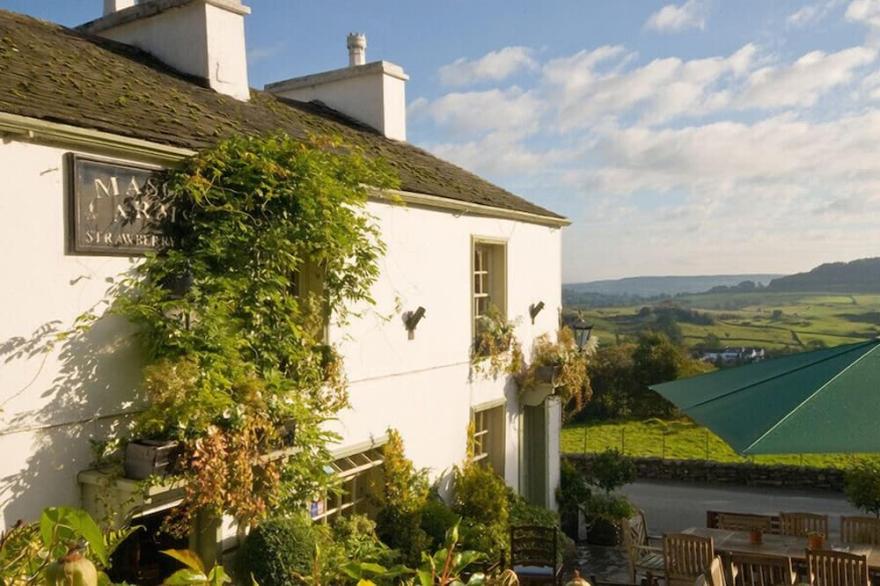 TIPSY GIN COTTAGE, romantic, with open fire in Crosthwaite