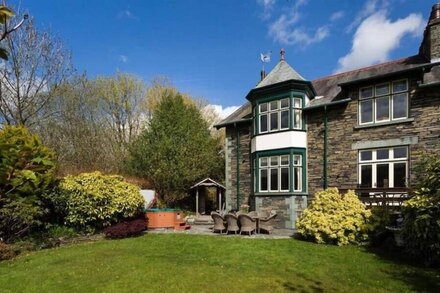 BRACKEN HOWE, family friendly, character holiday cottage in Ambleside