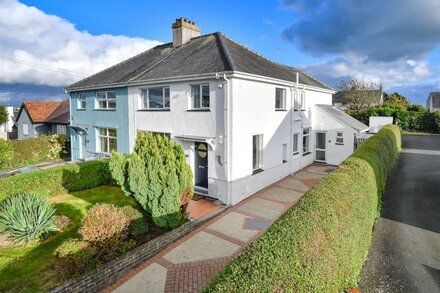 Beautifully refurbished holiday home in the centre of Abersoch with parking.