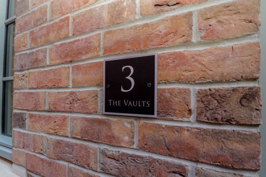 3 THE VAULTS, Romantic In Glastonbury