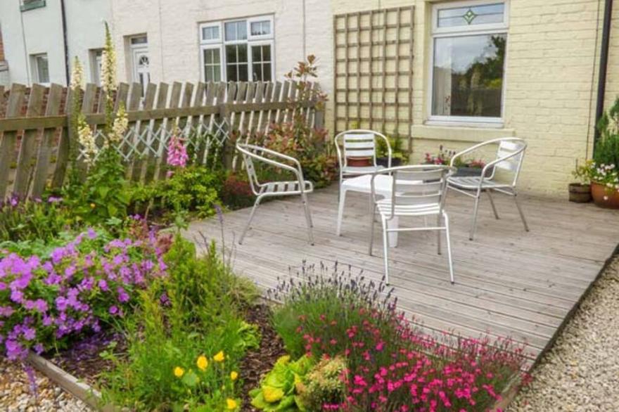 PEBBLE COTTAGE, Pet Friendly, Character Holiday Cottage In Hinderwell