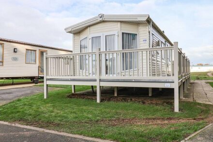 FOREST STAR, country holiday cottage, with pool in Cayton