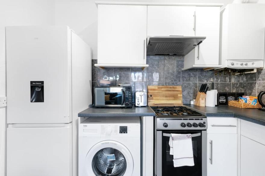West Ealing Serviced Apartment A - 2 Bedroom 2 Bath Parking Near Station
