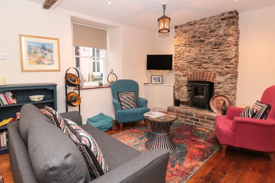 CROWTHERS COTTAGE, pet friendly, with a garden in Dartmouth