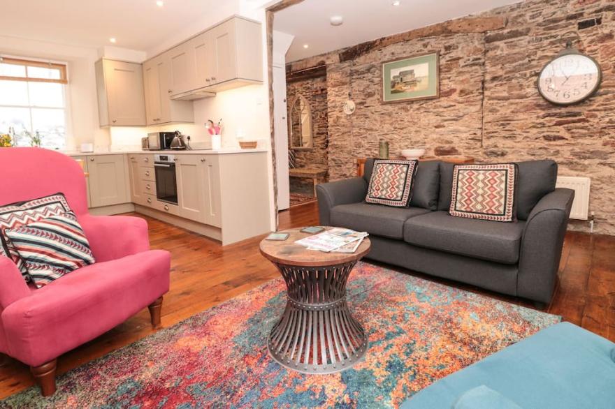 CROWTHERS COTTAGE, pet friendly, with a garden in Dartmouth