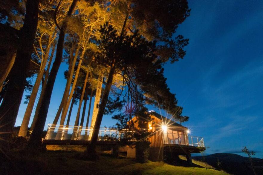 Scots Pine Treehouse @ Dalnoid - Secluded, Sleeps 2, Hot-Tub, Mountain Views