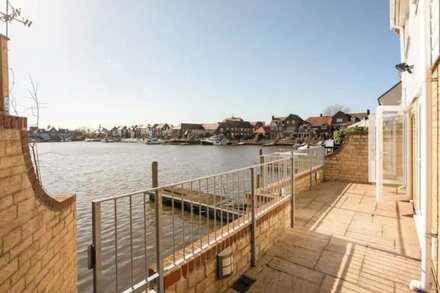 Beautiful 4 bed, on the Marina, Abingdon, Oxford