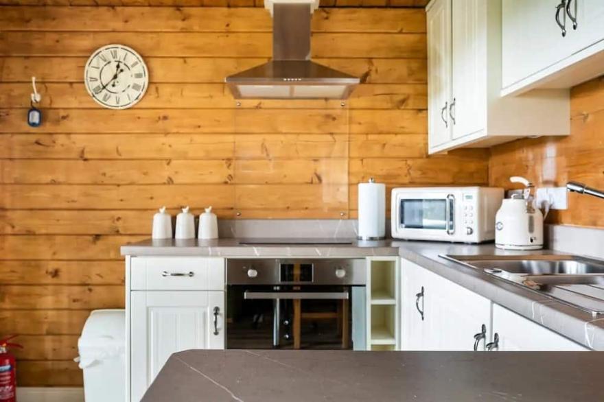 Private luxury log cabin with hot tub and stunning views!