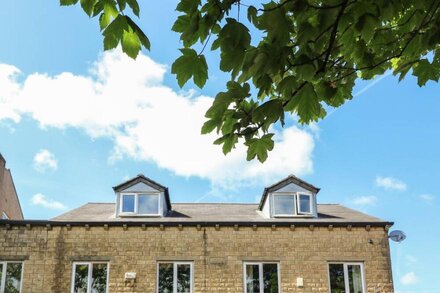 THE LOFT AT THE LAKE, romantic, with a garden in Littleborough