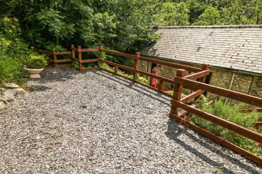 THE BARN, family friendly, character holiday cottage in Tideswell