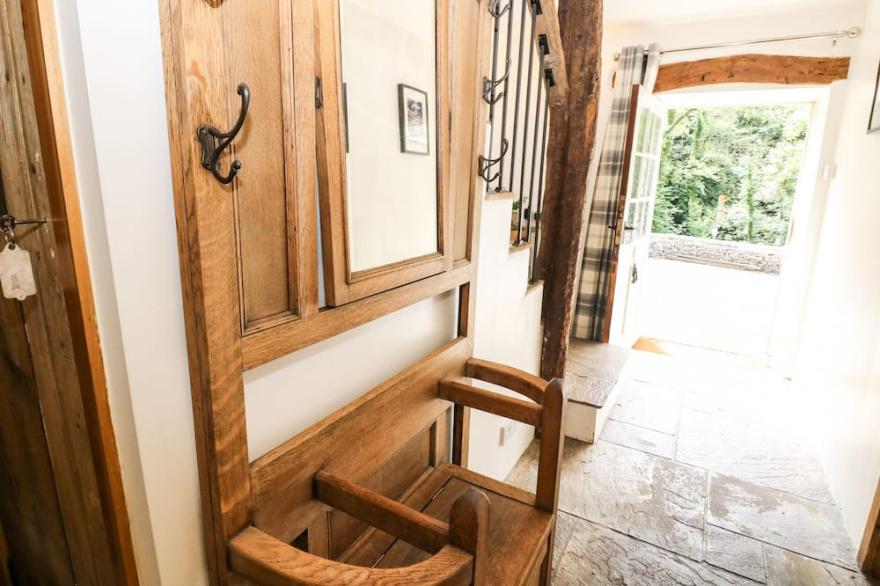 THE BARN, family friendly, character holiday cottage in Tideswell