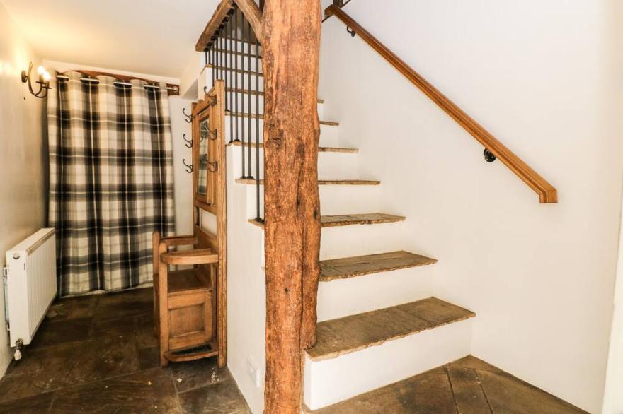 THE BARN, family friendly, character holiday cottage in Tideswell