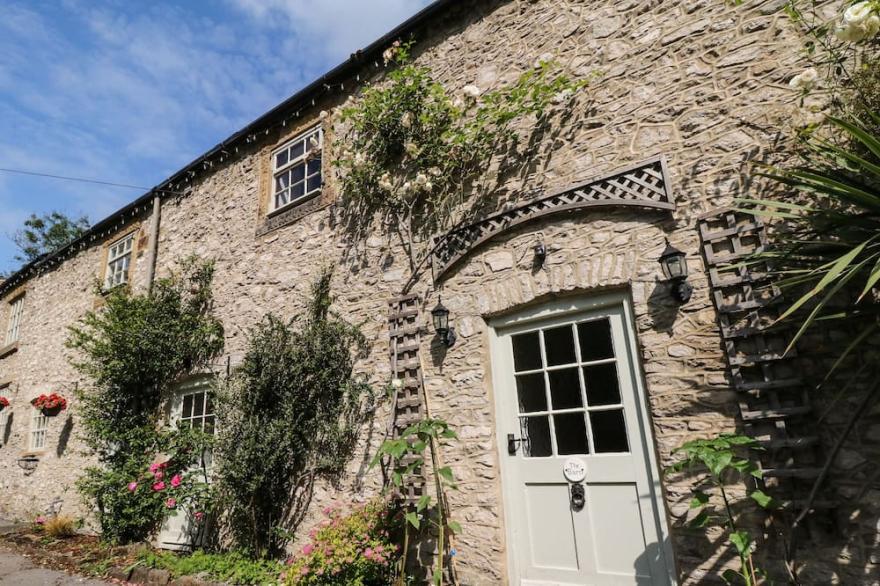 THE BARN, Family Friendly, Character Holiday Cottage In Tideswell