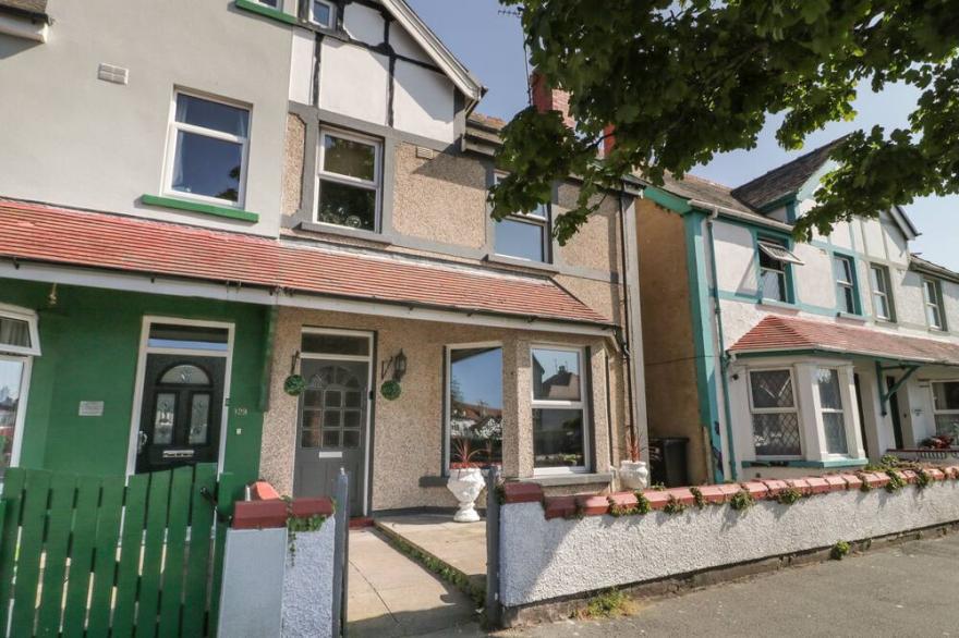 131 TRINITY AVENUE, pet friendly, luxury holiday cottage in Llandudno