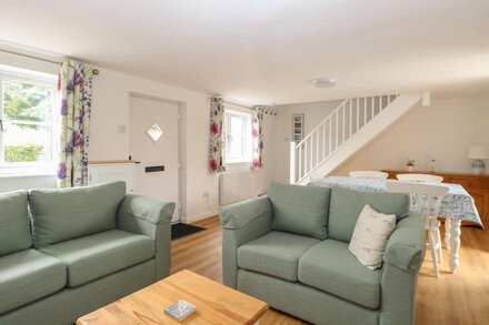 WALLFLOWER COTTAGE, pet friendly, with open fire in Stalham