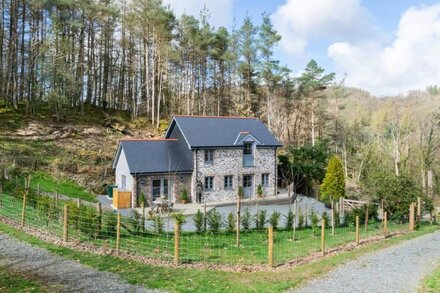 Wisteria Cottage - Bwthyn yr Ardd