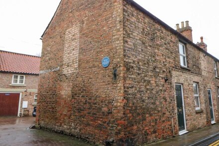 FIRKIN COTTAGE, pet friendly, character holiday cottage in Bedale