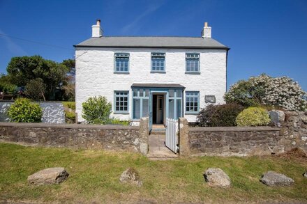 Pretty Georgian farmhouse in peaceful village location near the sea.