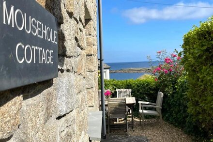 Mousehole Cottage, stylish with sea views, parking & close to village centre