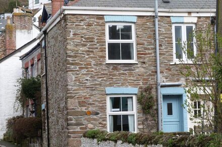 Waterside Fisherman's Cottage in the heart of the village - WITH FREE WIFI