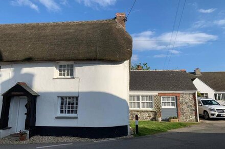 Thatched Cottage set in the heart of a quiet Cornish Village