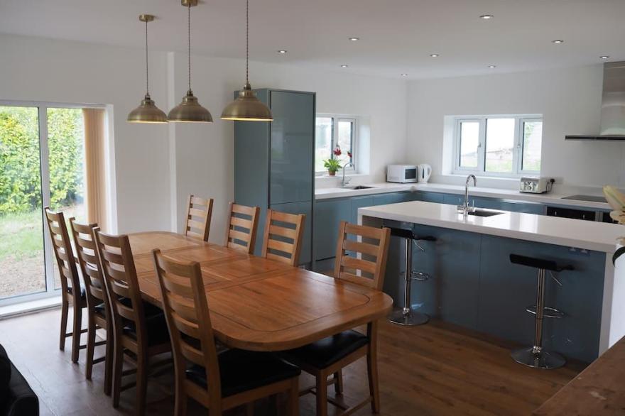 Amazing modern holiday home, EV Charger, family friendly, big garden 10min beach