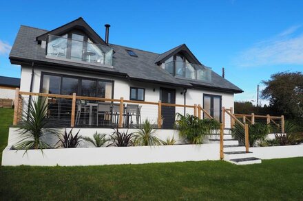 Amazing modern holiday home, EV Charger, family friendly, big garden 10min beach