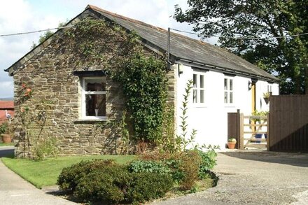 COSY CONVERTED BARN NEAR LOOE .