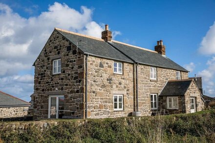 Sea views - 5 min from St Ives. Stylishly furnished, walled garden. Sleeps 6