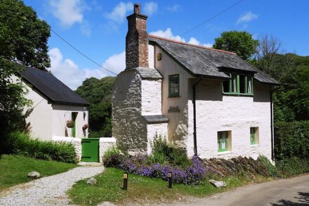 Waterside Cottage Helford River: Boat, View, Foreshore, Garden and no neighbours