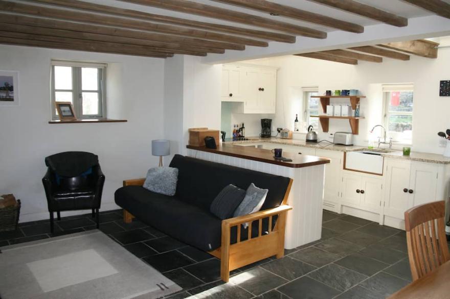 Beautifully furnished Cornish cottage with sea views from all rooms