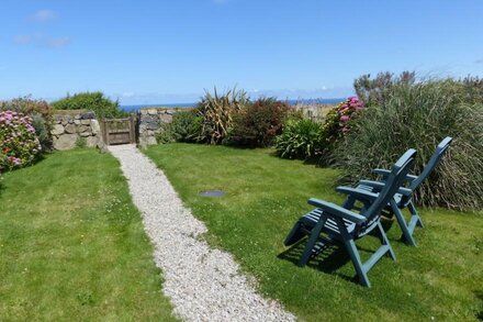 Beautifully furnished Cornish cottage with sea views from all rooms