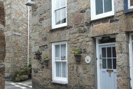 Grade II listed vintage cottage located right on the Harbour Front