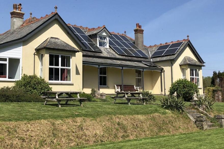Large Holiday Cottage For Families, Groups Near Bude In Cornwall