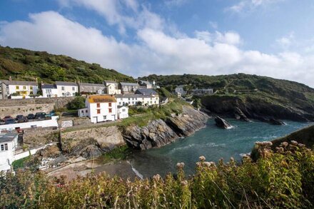 Cliff Garden Holiday Cottage in Portloe With Stunning Garden And Sea Views