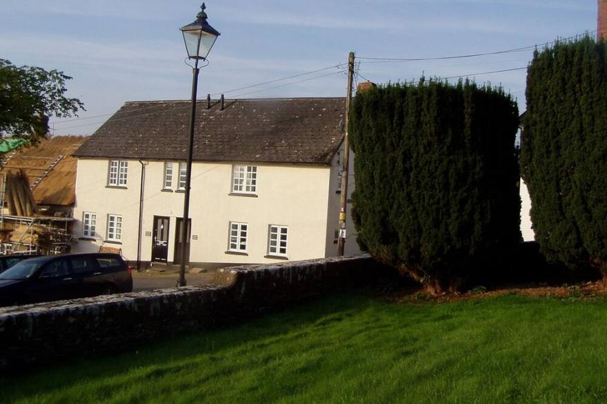 Charming Cottage overlooking the square in Chittlehampton Village