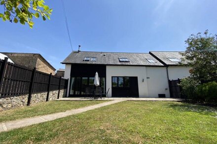 Lower Curscombe Barn - Beautiful 400-year-old threshing barn. Pet-friendly.