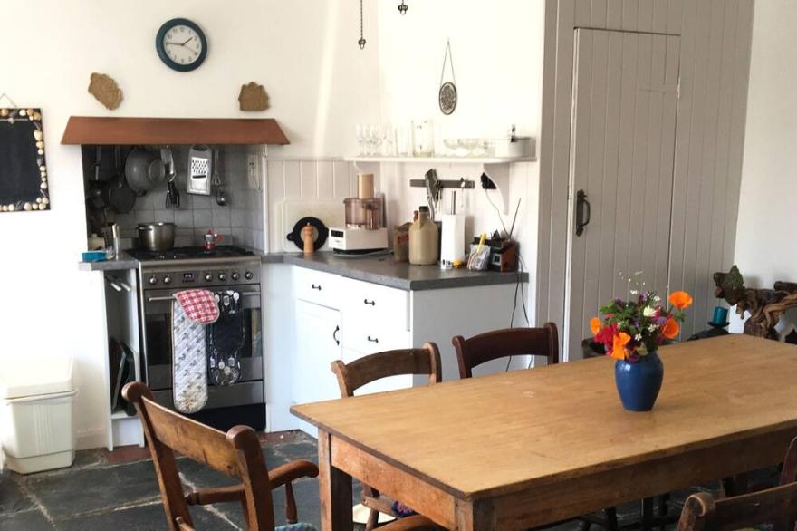 Primrose Cottage: 6-bed traditional seaside cottage with garden