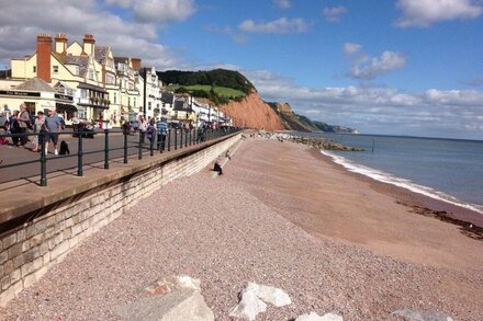 Comfortable Sidmouth apartment with parking, a minute's easy walk to seafront